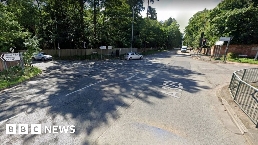 Driver arrested after fatal Bracknell crossroads crash BBC News