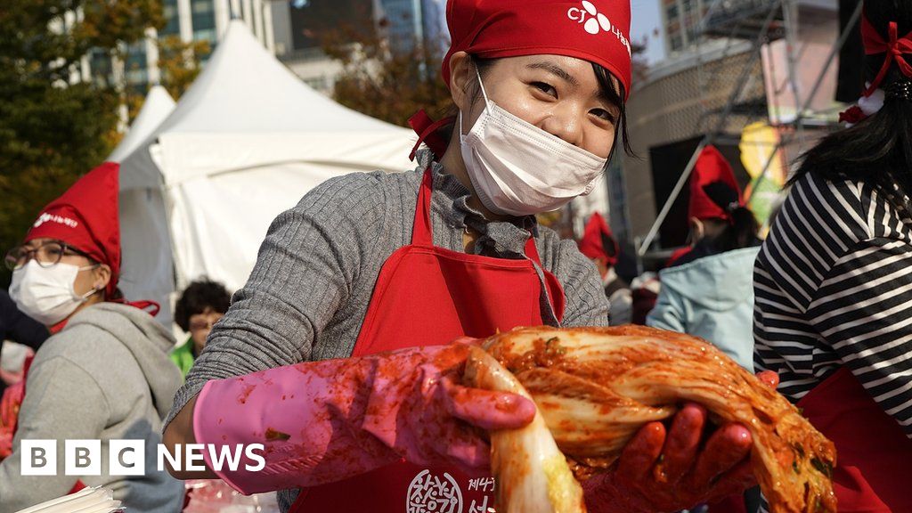 Seoul Kimchi-making festival to feed the poor - BBC News