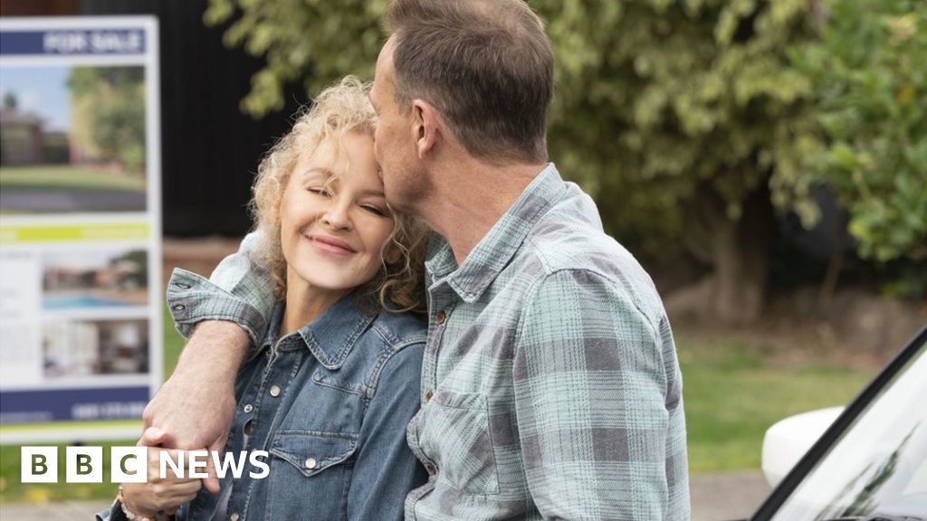 Neighbours: First pictures of Kylie Minogue and Jason Donovan reunion released