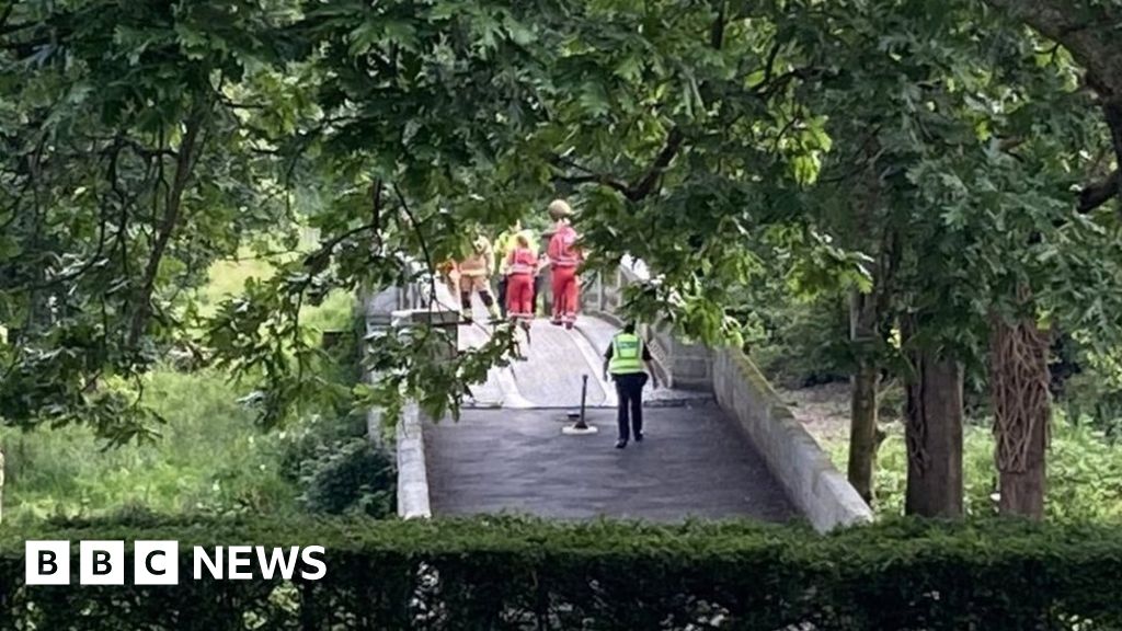 Teenager dies after falling in river at Pollok Park thumbnail