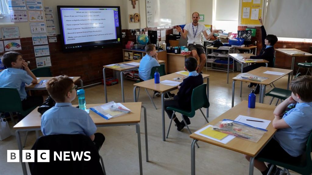 Coronavirus: Schools let down by lack of 'plan B', says union thumbnail