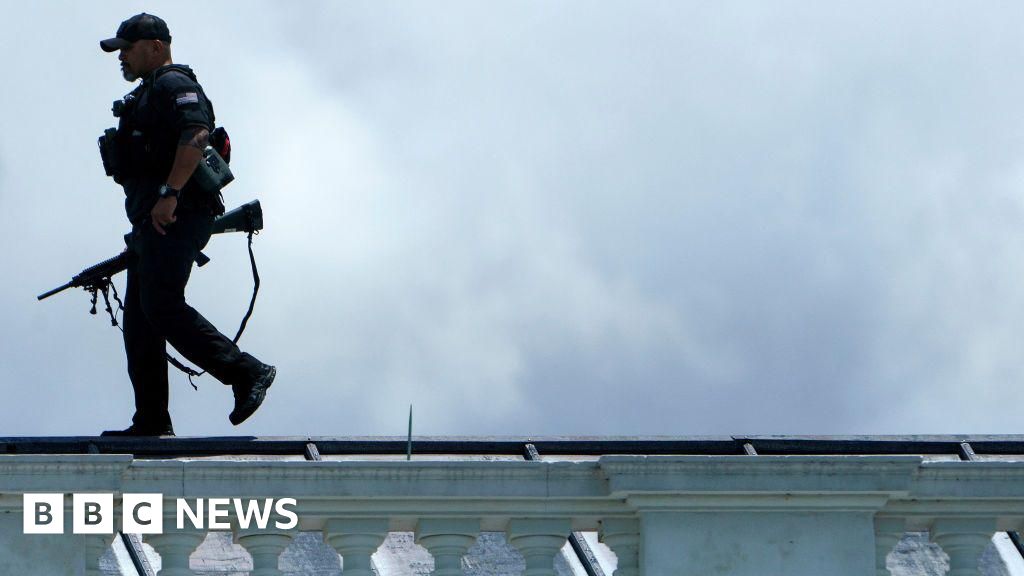 Pelayanan Rahasia AS menembak pria bersenjata di luar Gedung Putih