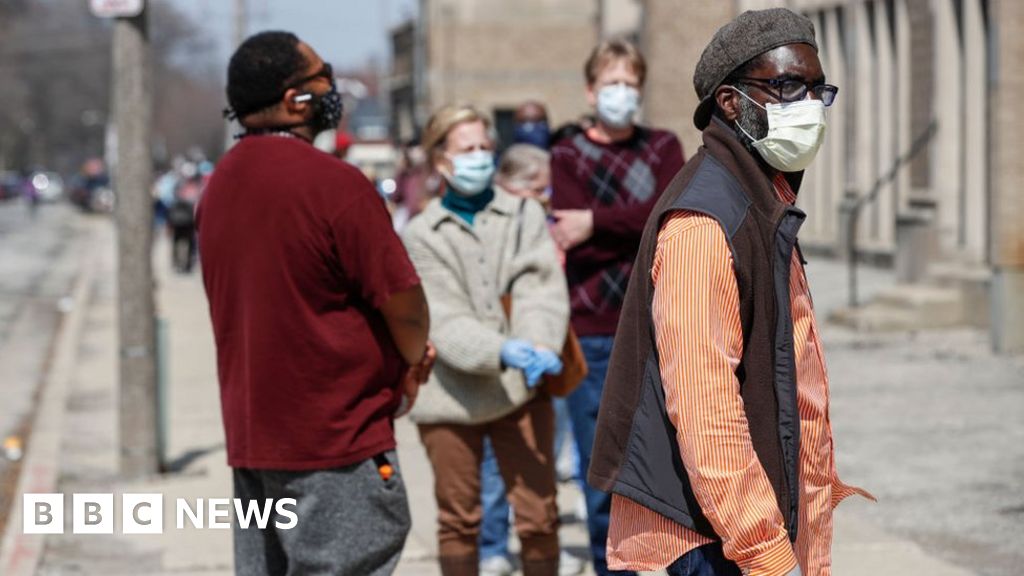 Coronavirus: Wisconsin defies its own lockdown to vote