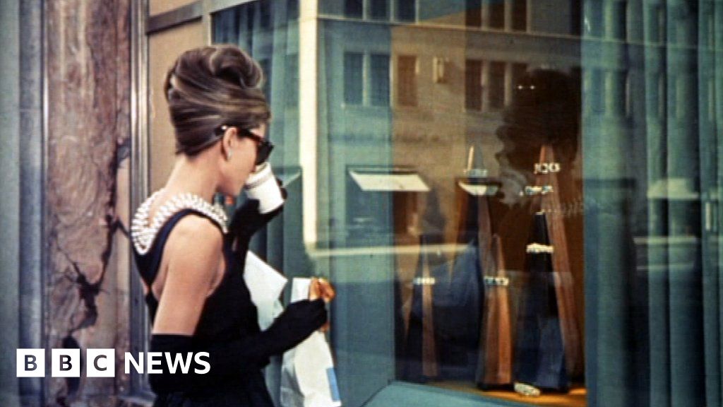 Fire breaks out at iconic Tiffany's jewellery store in NYC - BBC News