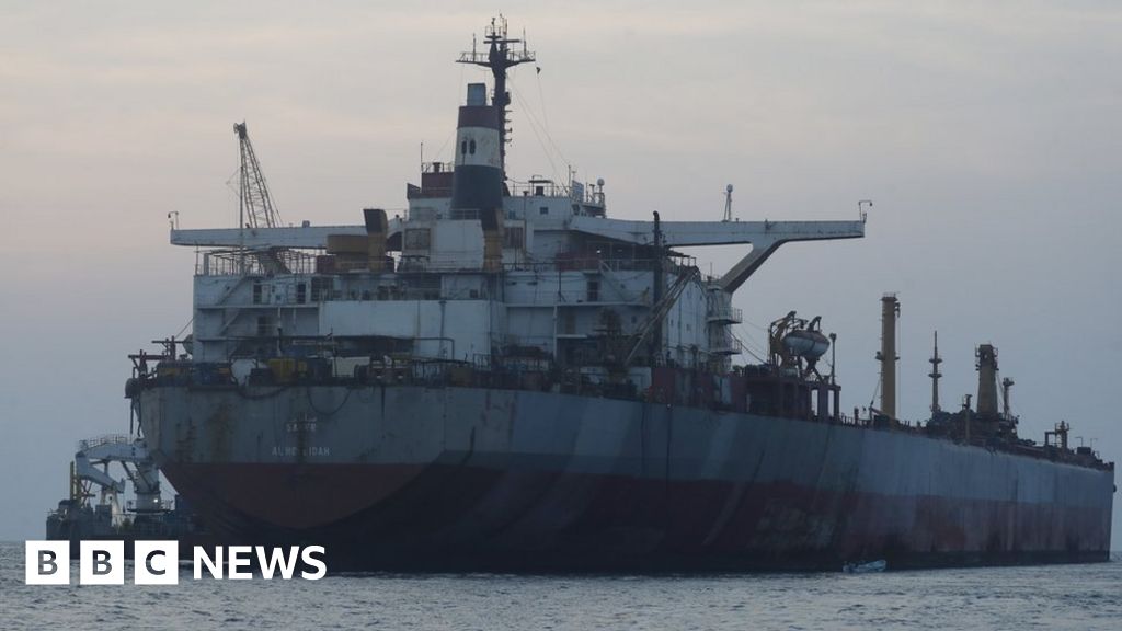 Петролен танкер плаваща бомба със закъснител“, оставен да плава в