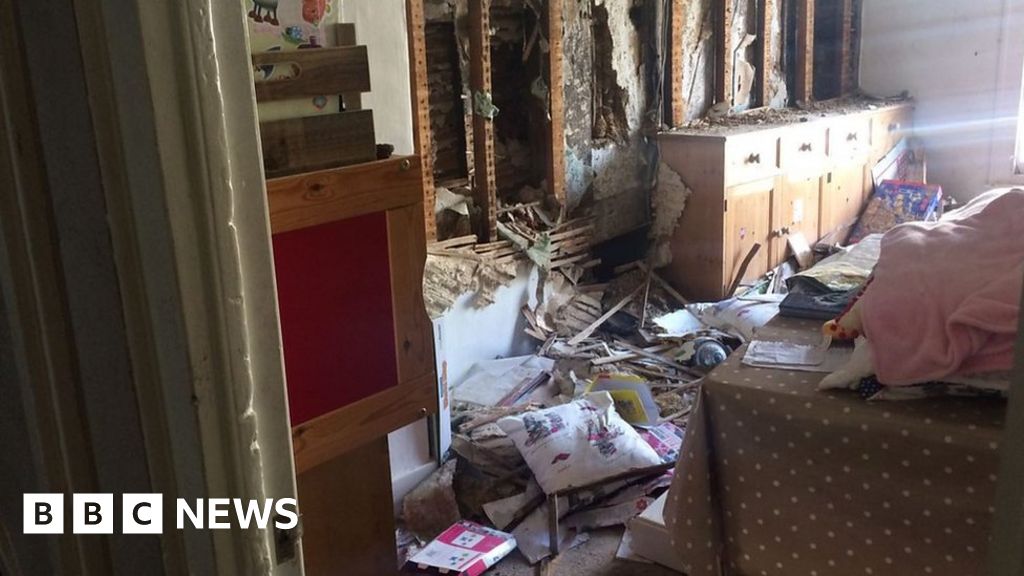 Bury St Edmunds Shop Fire Leaves Pub Flat Uninhabitable Bbc News 