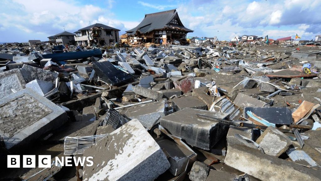 Japan: Clock stopped by earthquake restarts 10 years on - BBC News