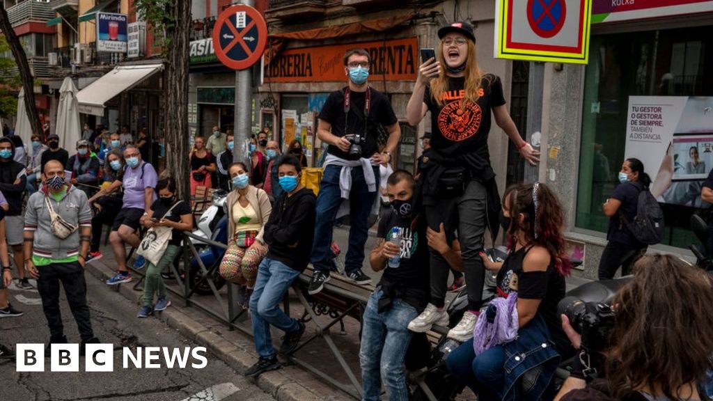 covid19-hundreds-protest-against-localised-madrid-lockdowns