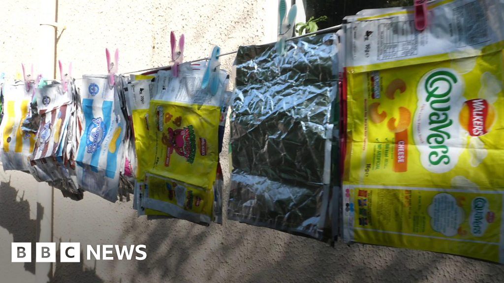 Nurse Sam Dawes creates crisppacket blankets for homeless BBC News