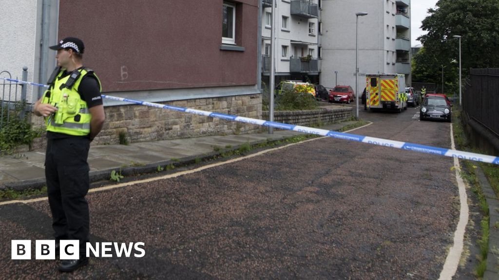 Police investigate 'unexplained' death at Edinburgh flats - BBC News