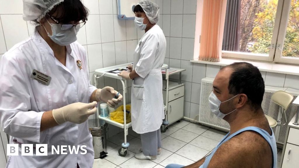 coronavirus-russia-resists-lockdown-and-pins-hopes-on-vaccine