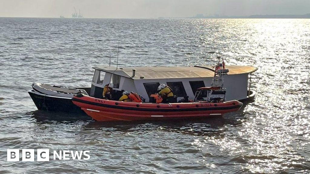 Two men rescued from sinking boat near Burnham-on-Sea - BBC News