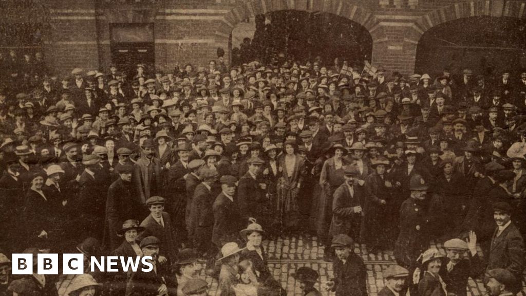 Huntley And Palmers Biscuit Factory Strike Centenary Marked Bbc News