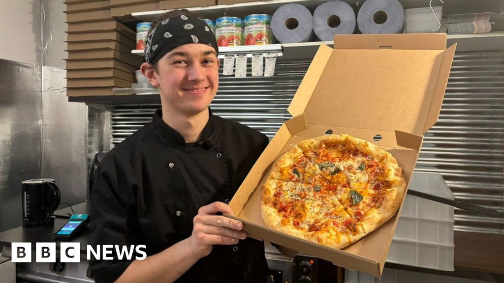 Nastolatek z Cardiff przygotowuje własną pizzę na wynos