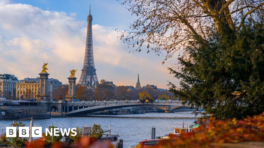 The Айфеловата кула в Париж беше затворена за обществеността в