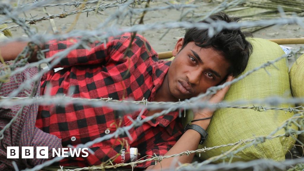 Армията на Мианмар избива рохингите. Сега иска тяхната помощ