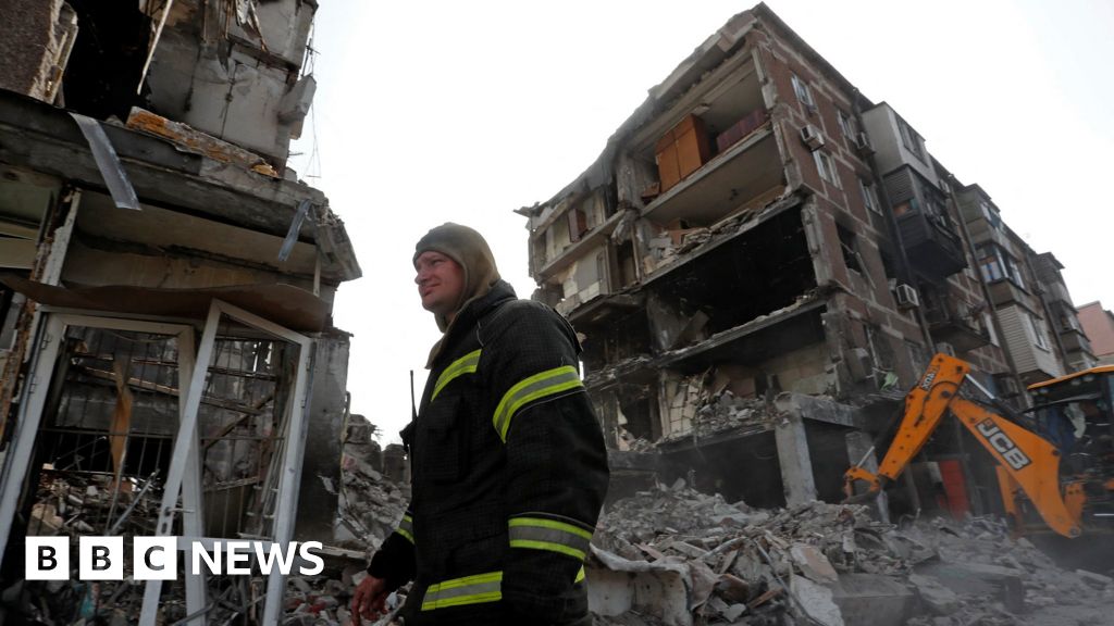 Ukraine war: Mariupol faces final ultimatum as hundreds shelter in steel mill