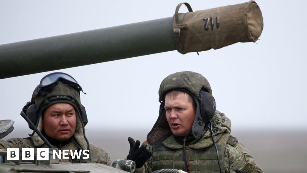 Russia-Ukraine border: Nato warning over military build-up – BBC News