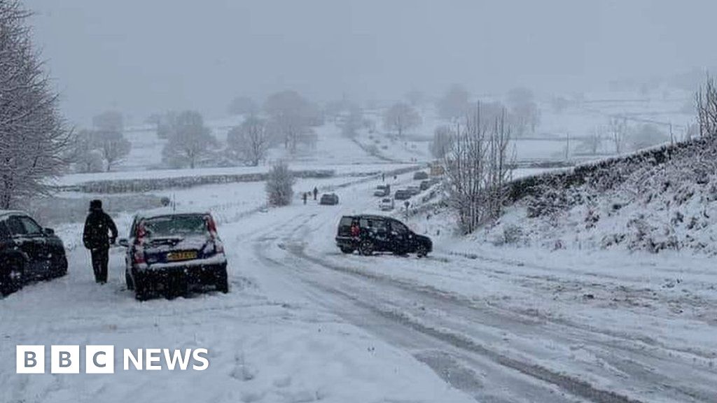 UK weather: Temperatures plunge to -12C as snow disrupts travel