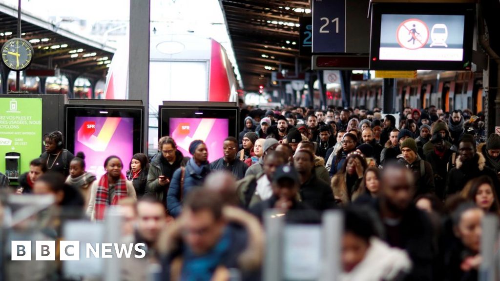 France strike: Families face Christmas travel misery
