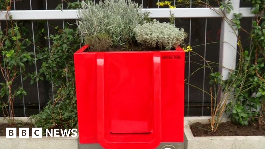 Paris compost urinals open near Gare de Lyon station - BBC News