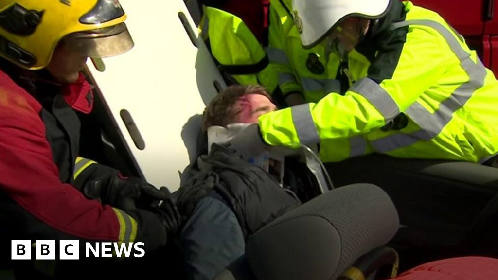 Car crash shows students the dangers of joyriding - BBC News