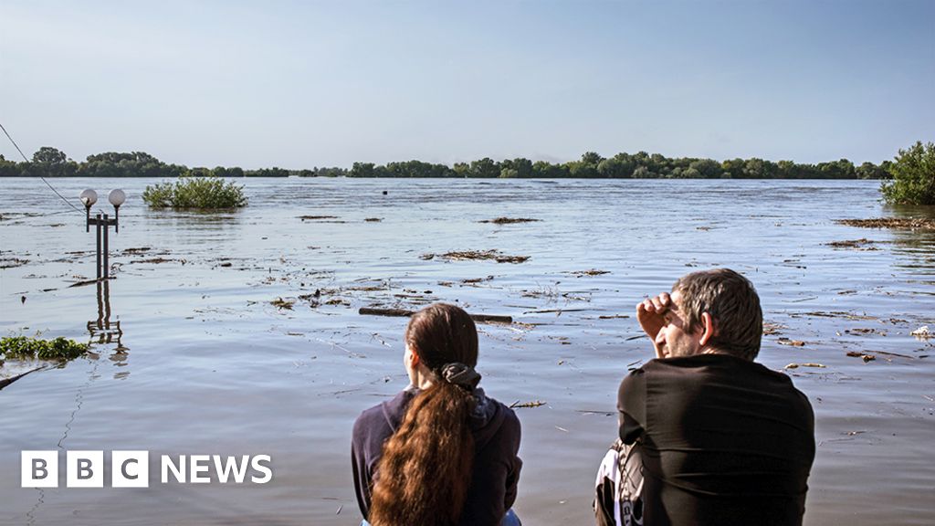 Ukraine dam: Floods devastate tracts of rich farmland