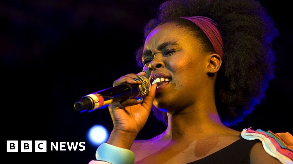 Награда печелившата южноафриканска афро поп певица Bulelwa Mkutukana популярна като Zahara