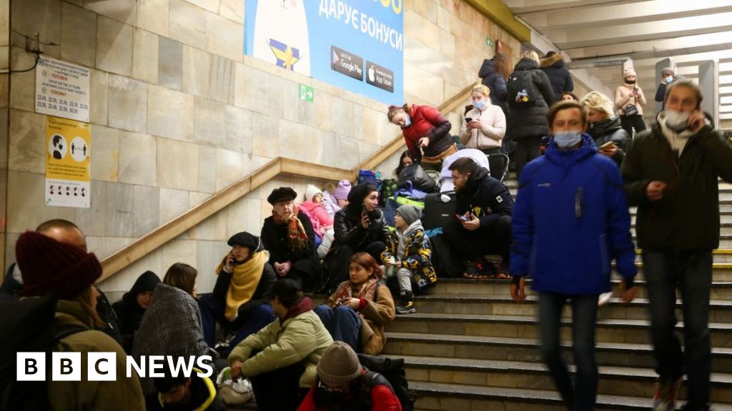 Ukraine: Kyiv residents spend night sheltering in basements and metro stations