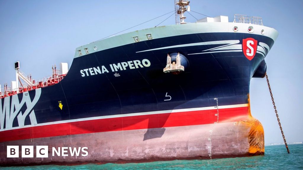 Stena Impero: Seized British tanker starts to leave Iran