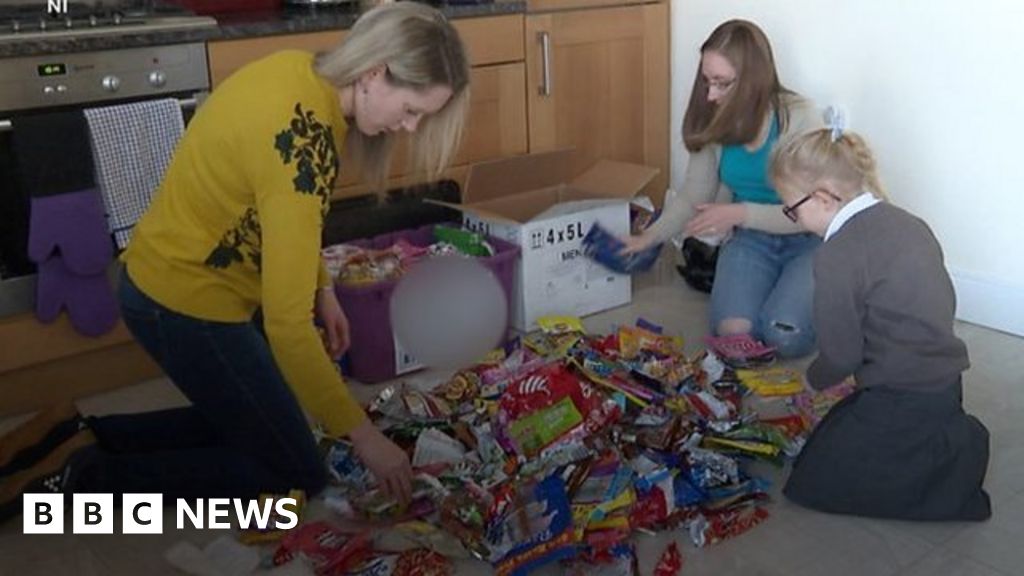 Plastic pollution: Meet the Belfast women recycling for neighbours - BBC News