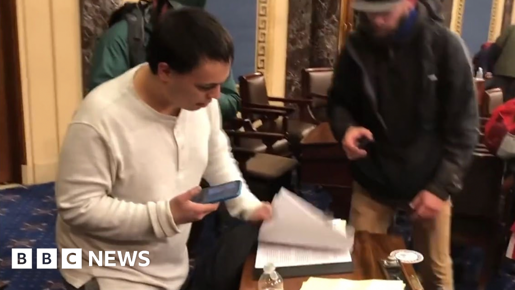 Pardoned Capitol rioter arrested for allegedly threatening to kill Hakeem Jeffries thumbnail