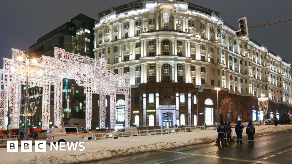 Moscow brings in artificial snow for New Year in mild winter