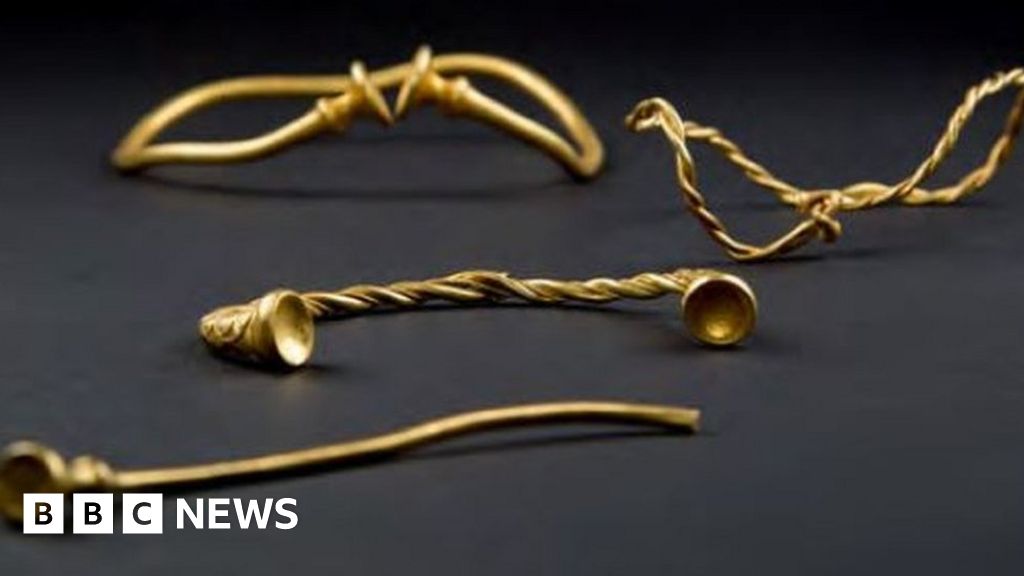 'Oldest' Iron Age gold work in Britain found in Staffordshire 