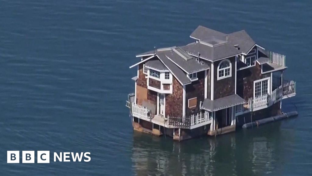 San Francisco: Two-storey houseboat towed through bay