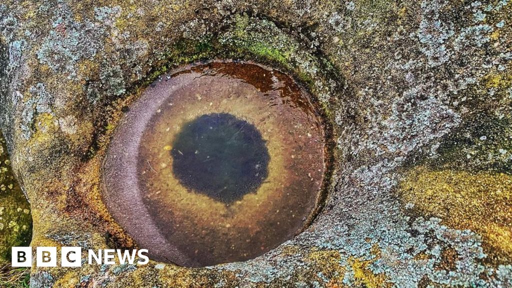 Peak District: Frozen 'fish eye' forms on rock