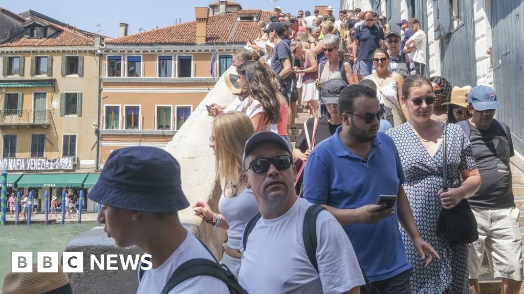 Венеция ще забрани големи туристически групи и високоговорители