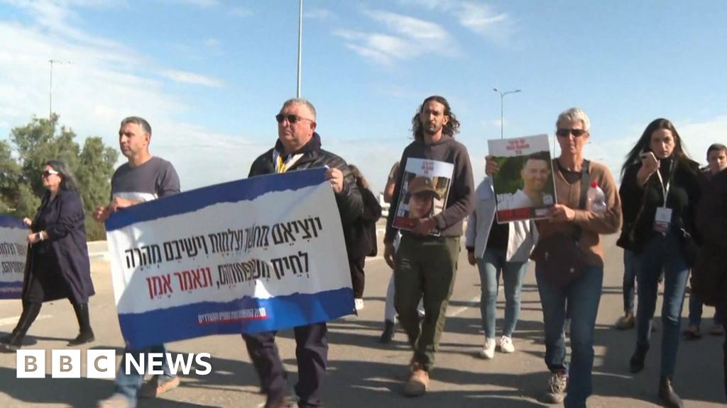 Kerem Shalom Crossing: Israeli demonstrators stop aid trucks for Gaza