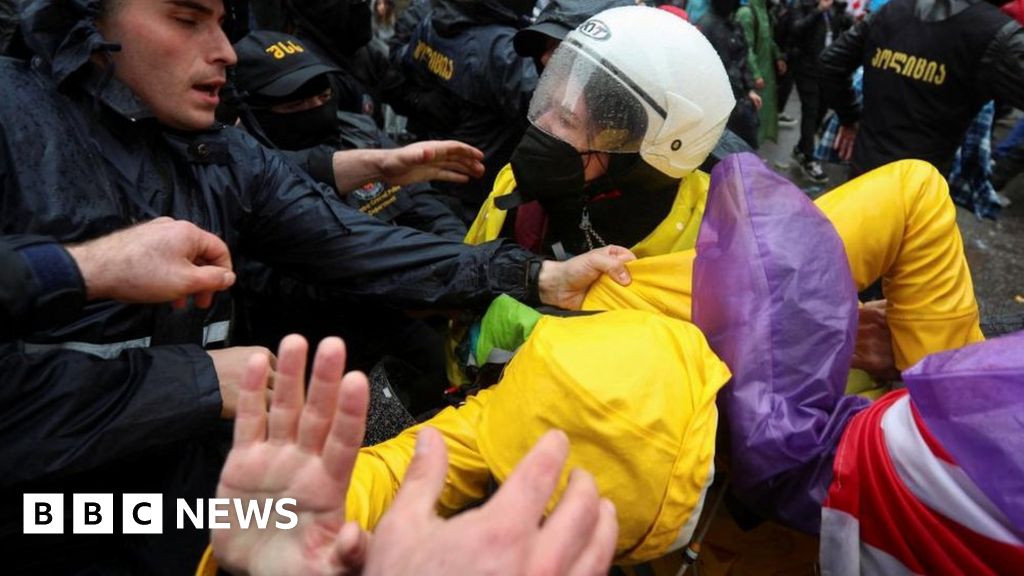 Полиция за борба с безредиците в грузинската столица Тбилиси се