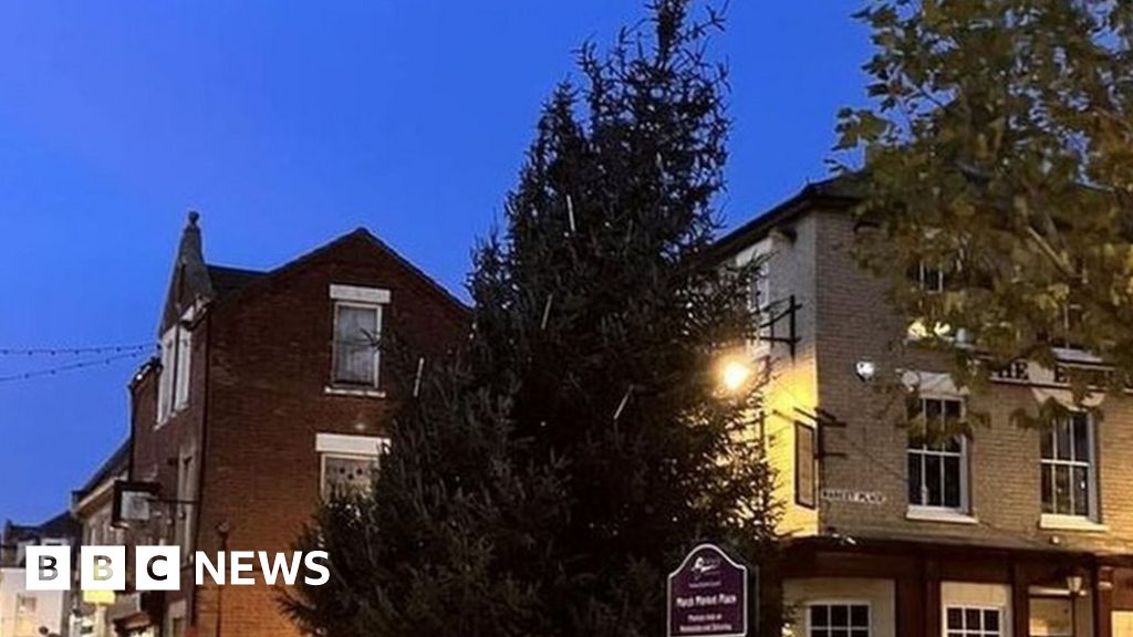 March wonky Christmas tree 'like leaning tower of Pisa' BBC News