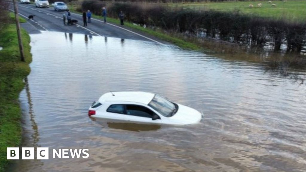 Lincolnshire flooding Dunham Bridge remains closed