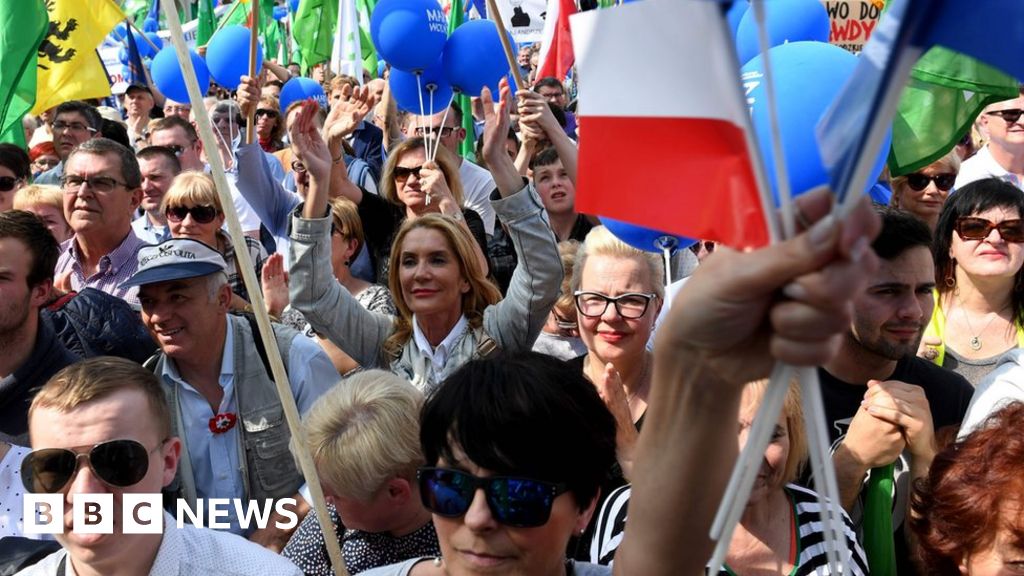 Poland march: Thousands protest against 'curbs on democracy' - BBC News