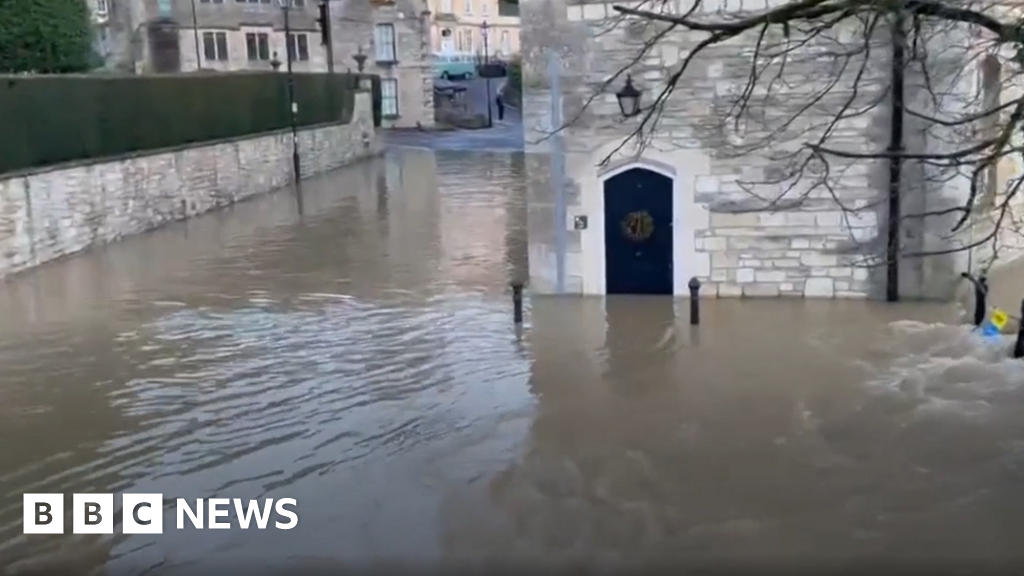 Bradford-on-Avon town centre closed due to flooding 