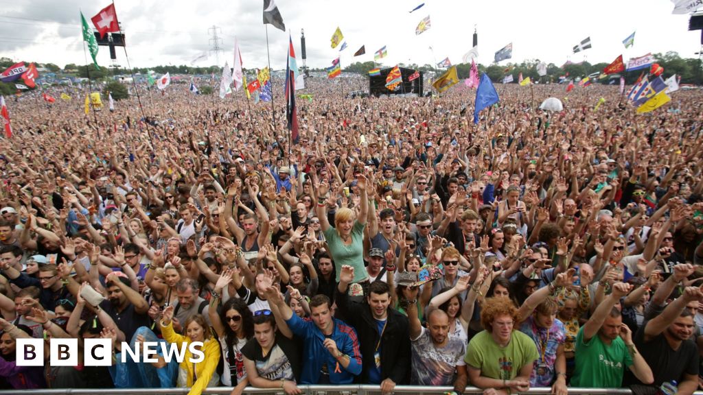 Reaction to the Glastonbury lineup BBC News