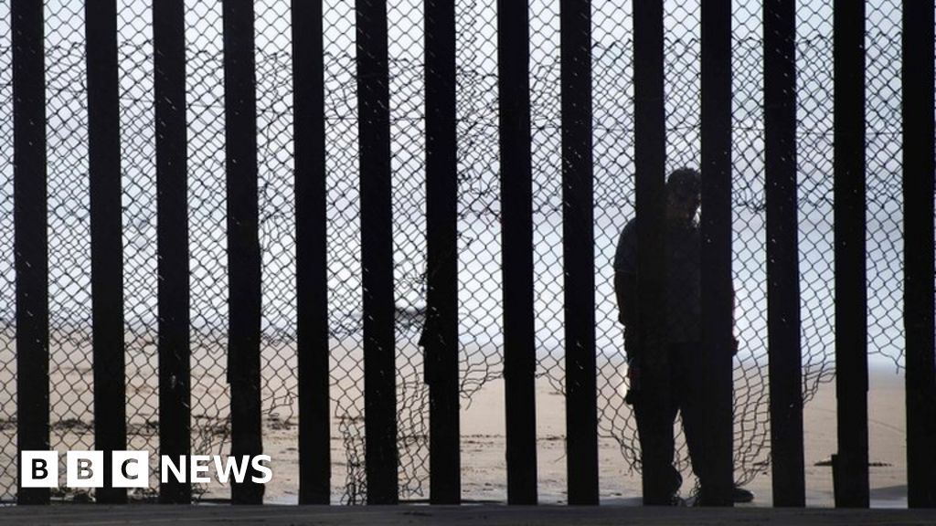 USMexico illegal border crossings fall to 17year low BBC News