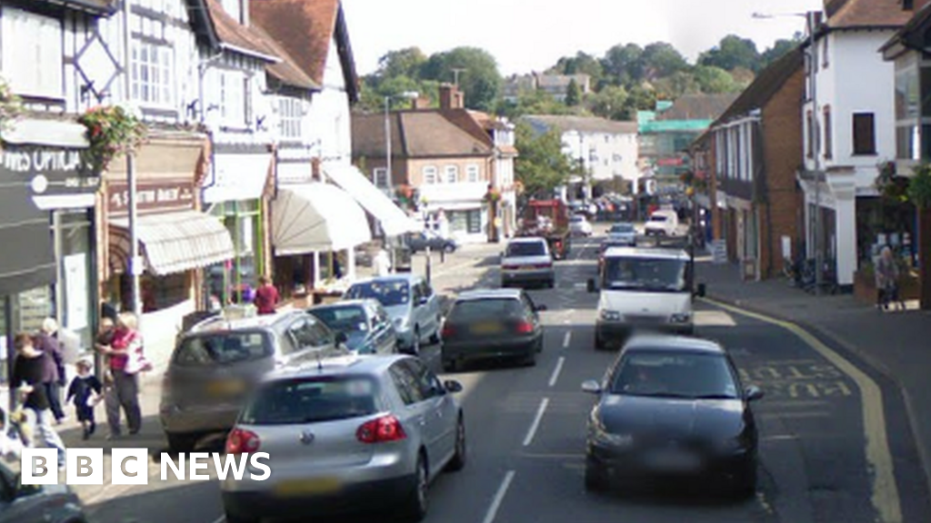 Woman, 71, dies in waste lorry crash in Chalfont St Peter BBC News