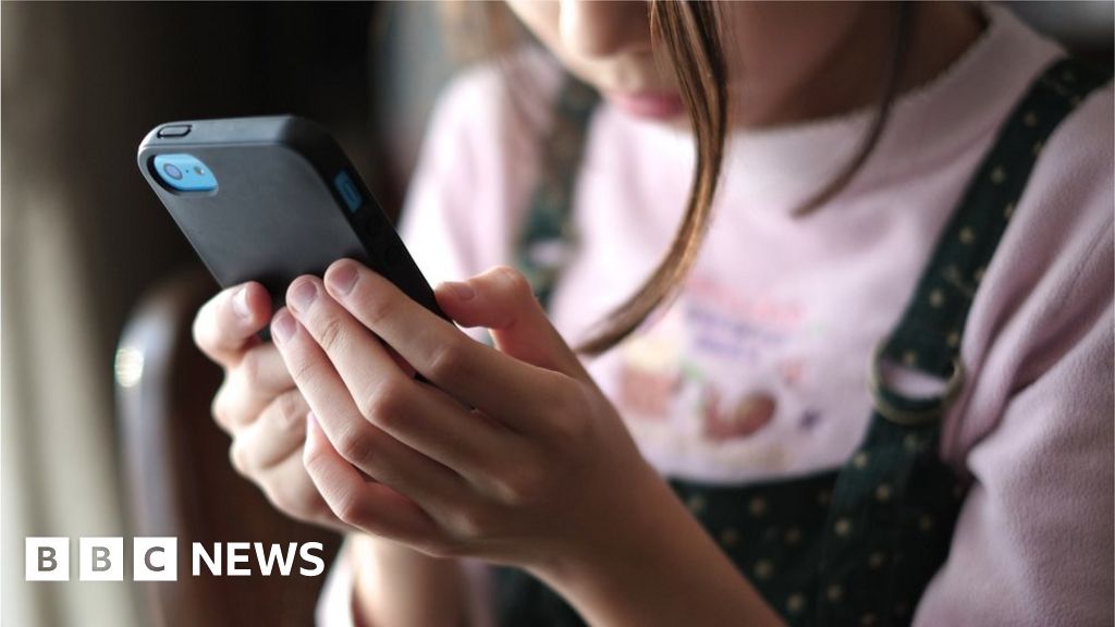 Ofsted boss surprised by under-11s with smartphones