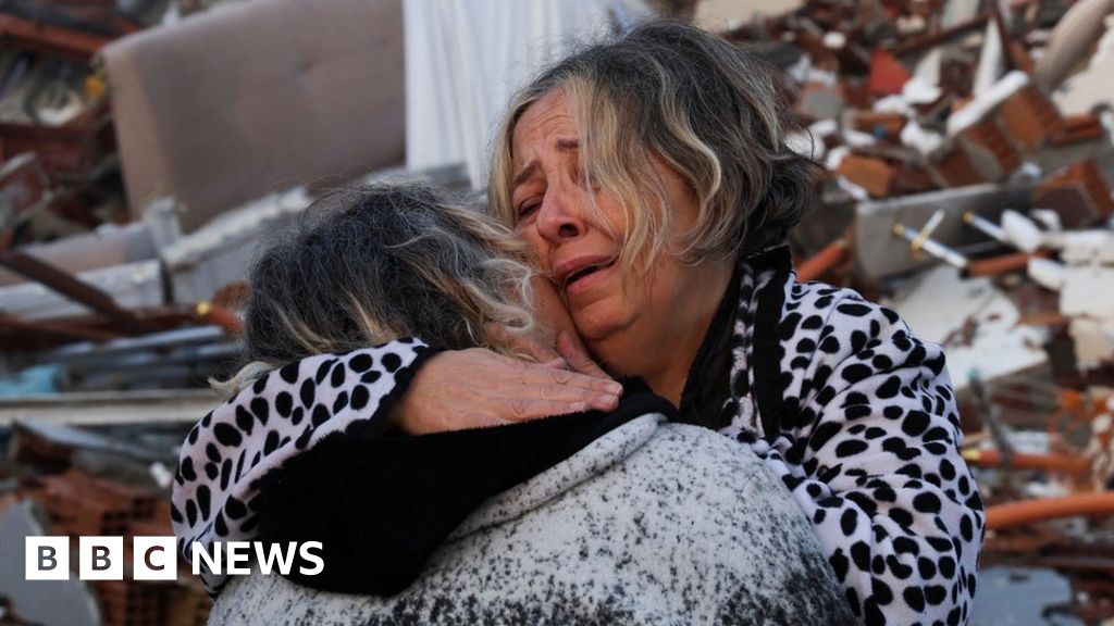 Turkey earthquake: Heavy rain hampers rescue efforts