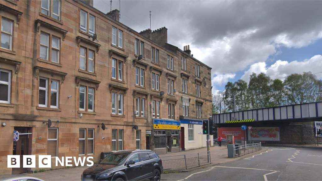 Teenager seriously hurt in Glasgow flat disturbance - BBC News