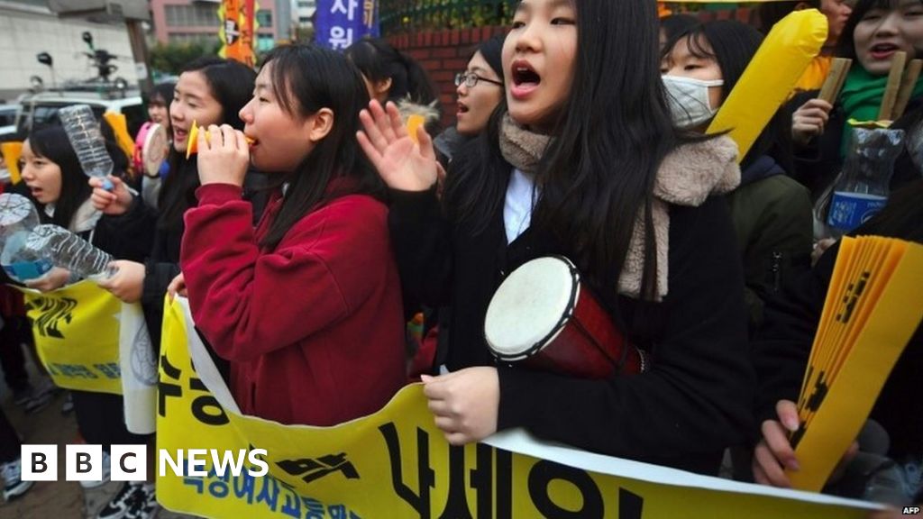 Cheers of support for South Korea's exam students BBC News